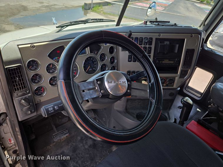 image for item EN8257 2009 Mack CXU613 semi truck