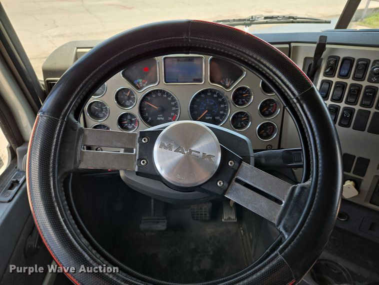 image for item EN8257 2009 Mack CXU613 semi truck