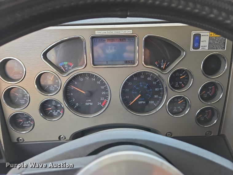 image for item EN8257 2009 Mack CXU613 semi truck