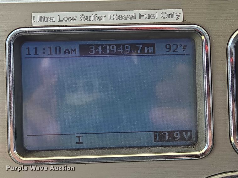 image for item EN8257 2009 Mack CXU613 semi truck