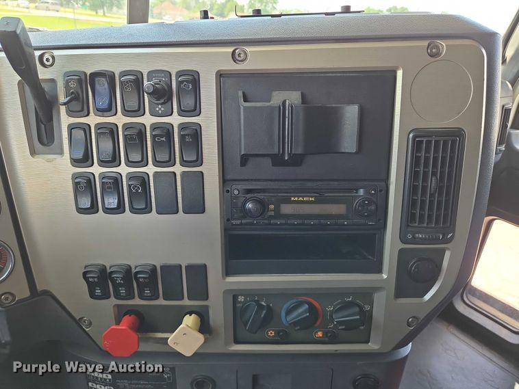 image for item EN8257 2009 Mack CXU613 semi truck