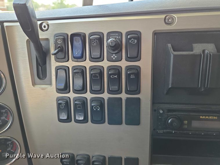 image for item EN8257 2009 Mack CXU613 semi truck