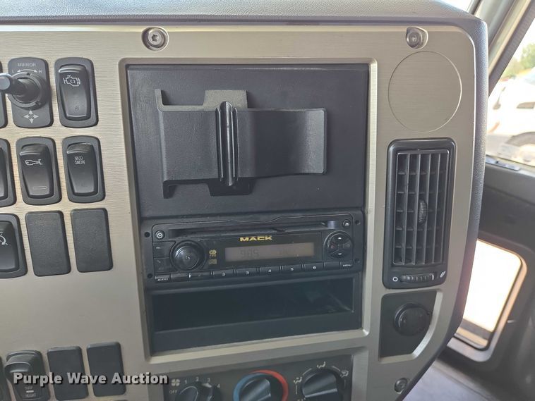 image for item EN8257 2009 Mack CXU613 semi truck