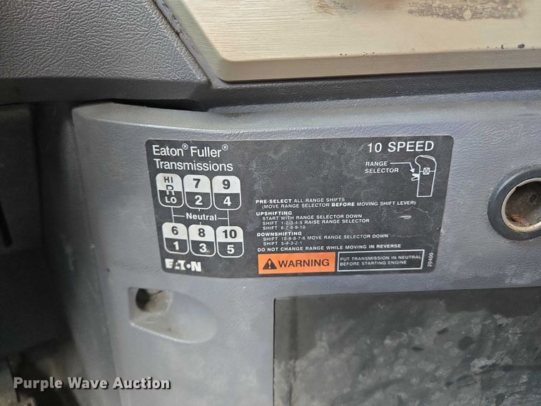 image for item EN8257 2009 Mack CXU613 semi truck