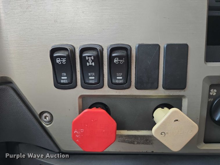 image for item EN8257 2009 Mack CXU613 semi truck