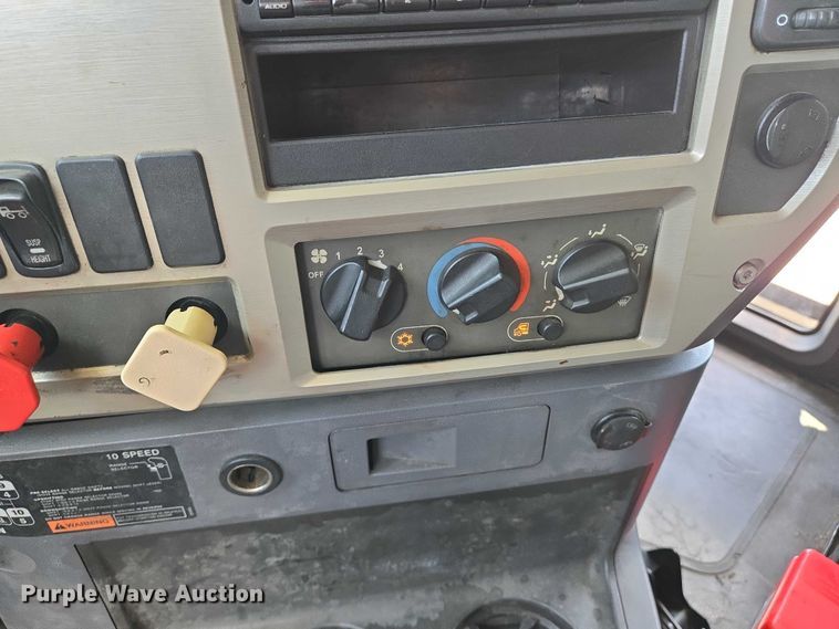 image for item EN8257 2009 Mack CXU613 semi truck