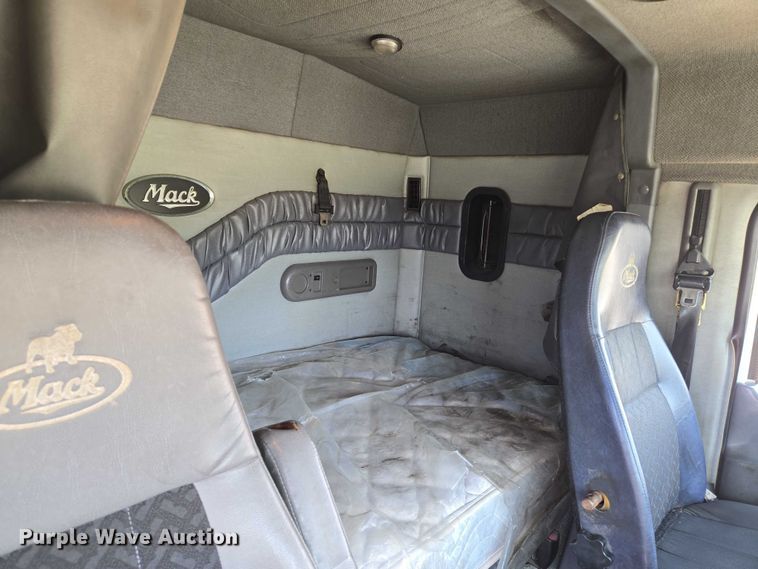 image for item EN8257 2009 Mack CXU613 semi truck