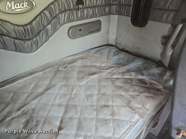 image for item EN8257 2009 Mack CXU613 semi truck