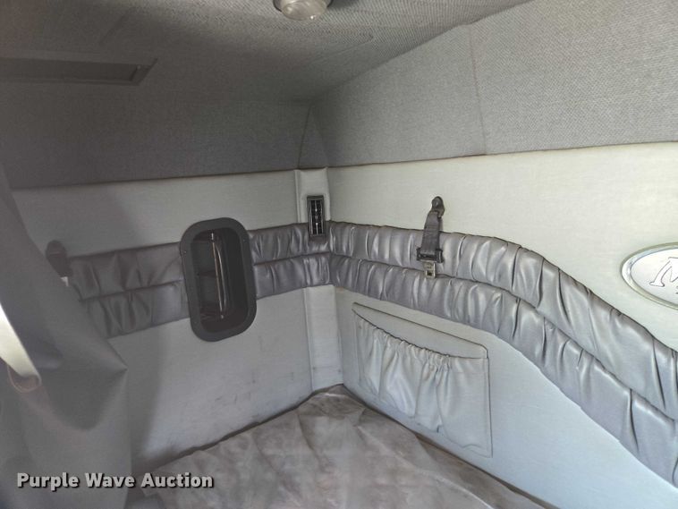 image for item EN8257 2009 Mack CXU613 semi truck