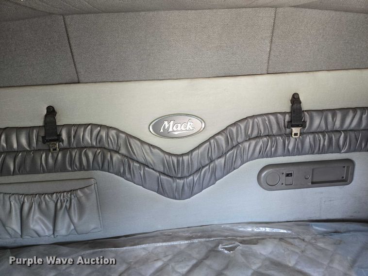 image for item EN8257 2009 Mack CXU613 semi truck