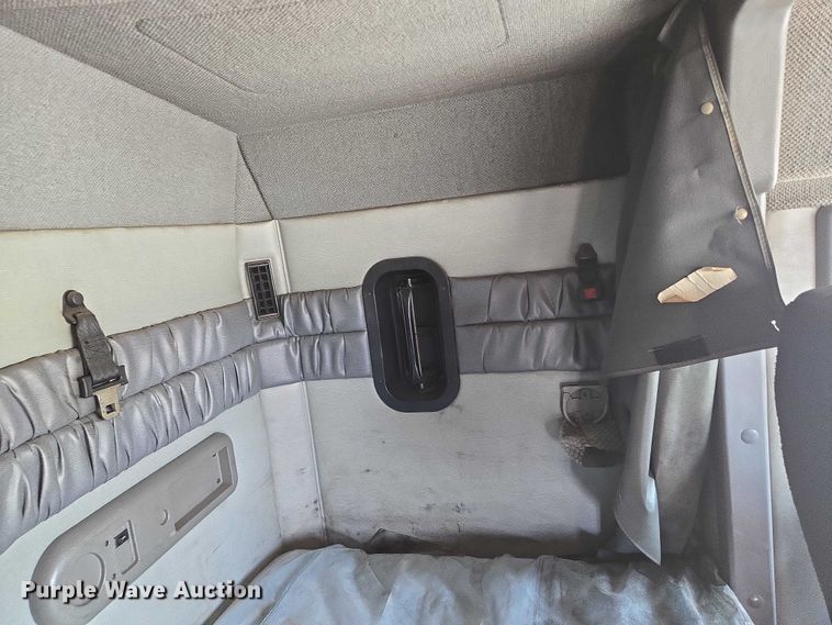 image for item EN8257 2009 Mack CXU613 semi truck