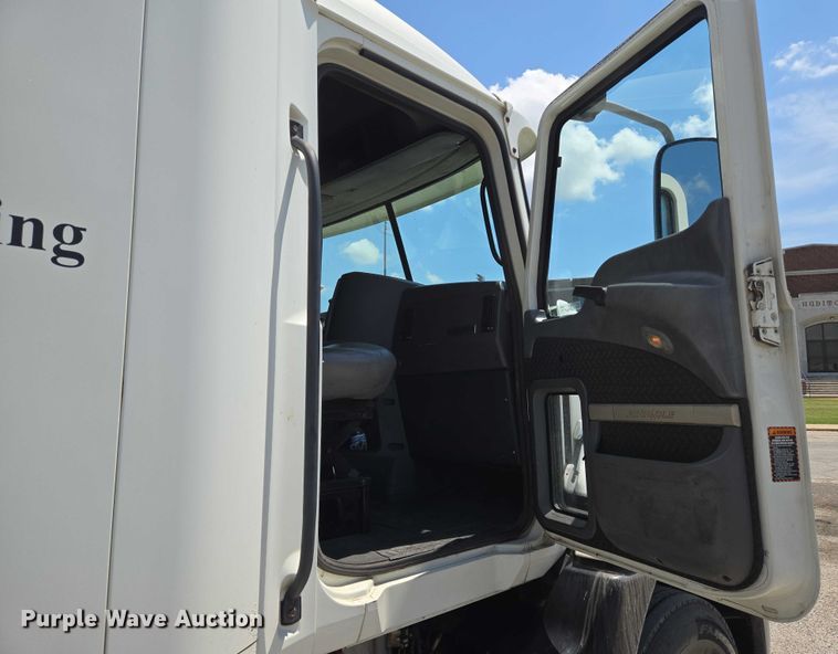 image for item EN8257 2009 Mack CXU613 semi truck