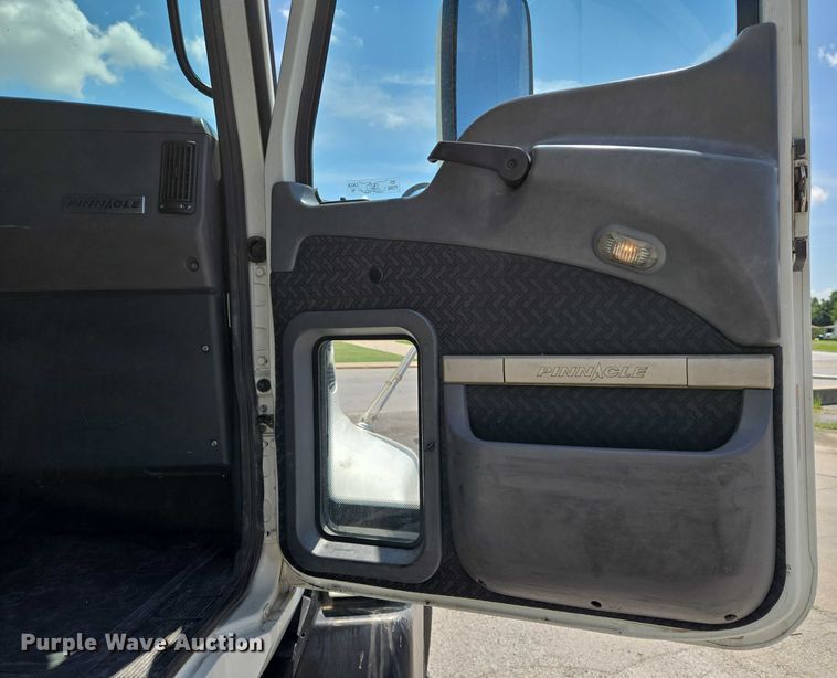 image for item EN8257 2009 Mack CXU613 semi truck