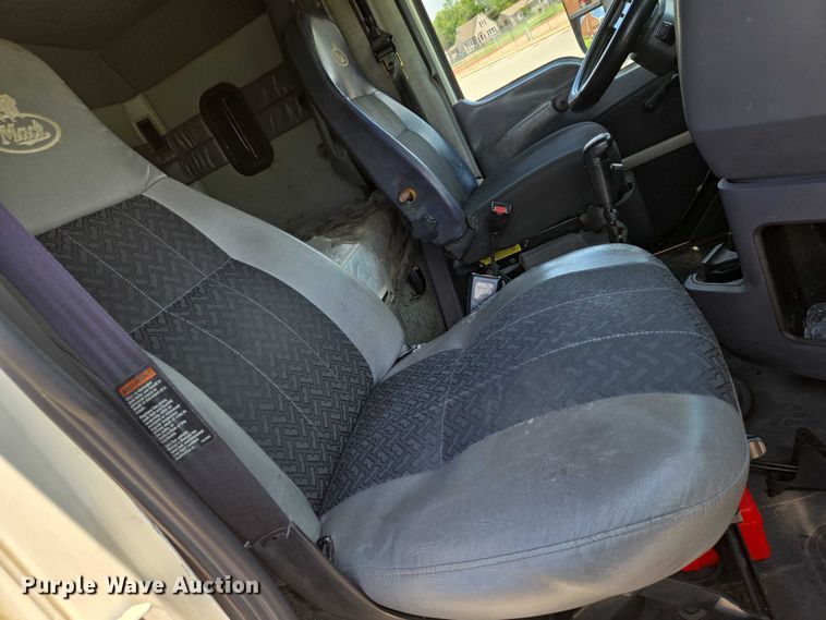 image for item EN8257 2009 Mack CXU613 semi truck