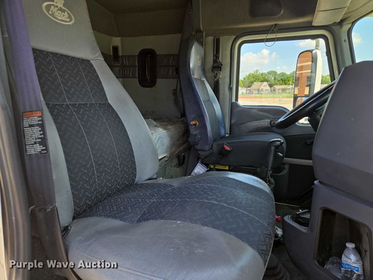 image for item EN8257 2009 Mack CXU613 semi truck