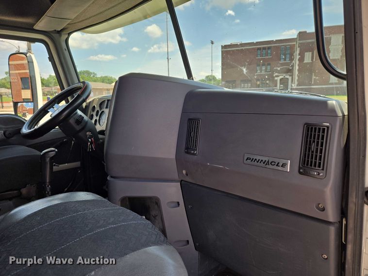 image for item EN8257 2009 Mack CXU613 semi truck