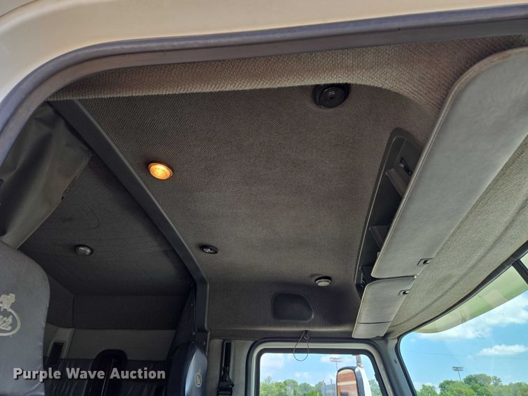 image for item EN8257 2009 Mack CXU613 semi truck