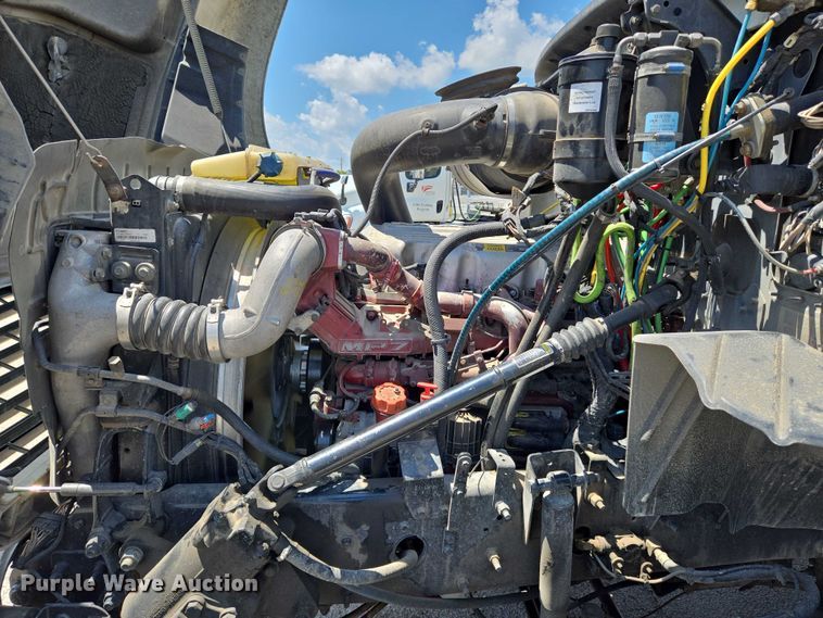 image for item EN8257 2009 Mack CXU613 semi truck