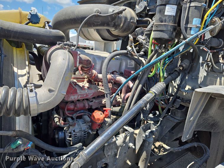 image for item EN8257 2009 Mack CXU613 semi truck