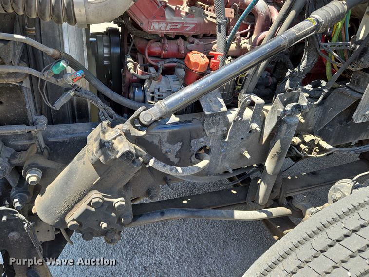 image for item EN8257 2009 Mack CXU613 semi truck