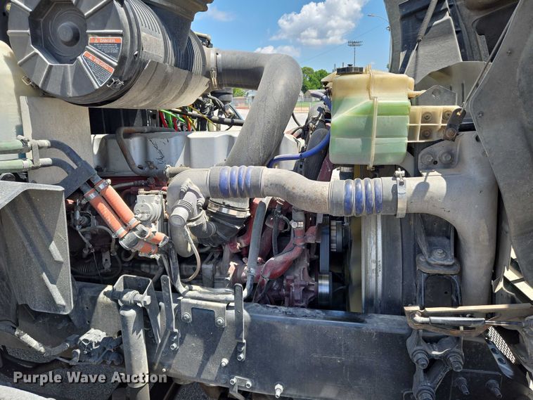 image for item EN8257 2009 Mack CXU613 semi truck