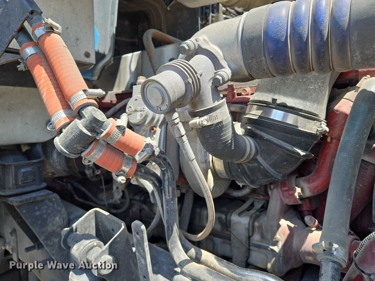 image for item EN8257 2009 Mack CXU613 semi truck