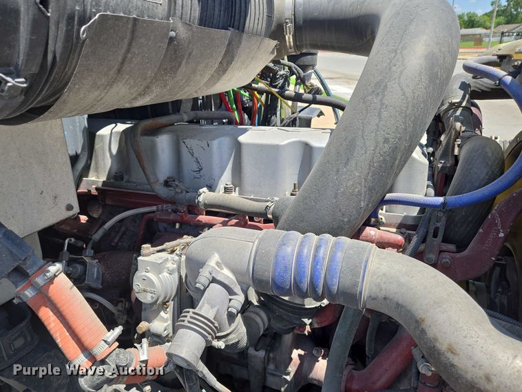 image for item EN8257 2009 Mack CXU613 semi truck