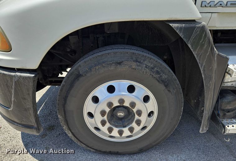 image for item EN8257 2009 Mack CXU613 semi truck