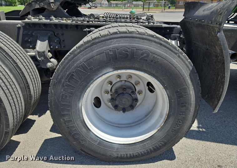 image for item EN8257 2009 Mack CXU613 semi truck