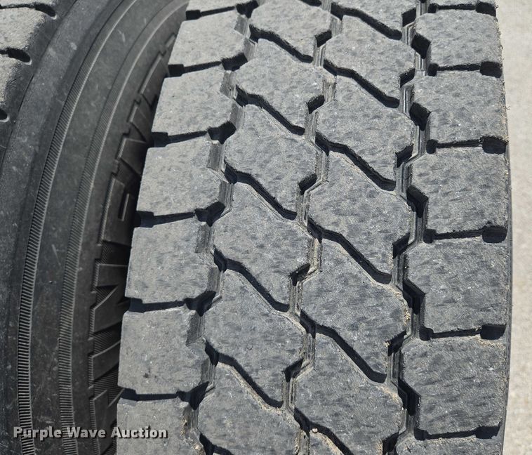 image for item EN8257 2009 Mack CXU613 semi truck