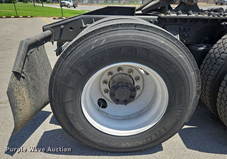 image for item EN8257 2009 Mack CXU613 semi truck