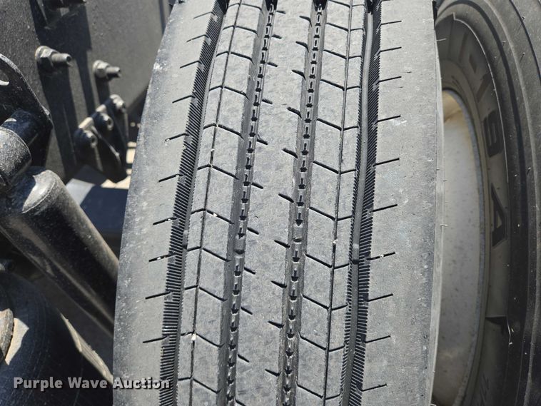 image for item EN8257 2009 Mack CXU613 semi truck