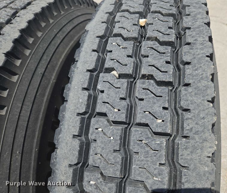 image for item EN8257 2009 Mack CXU613 semi truck