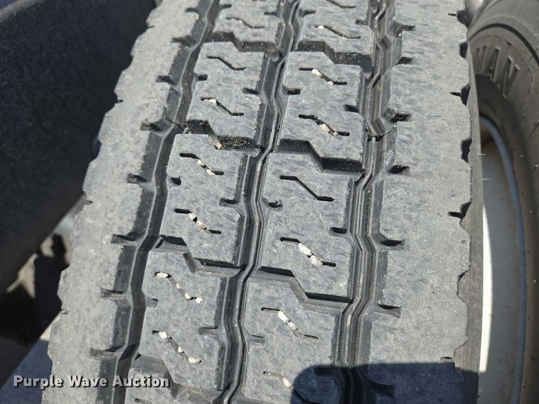 image for item EN8257 2009 Mack CXU613 semi truck