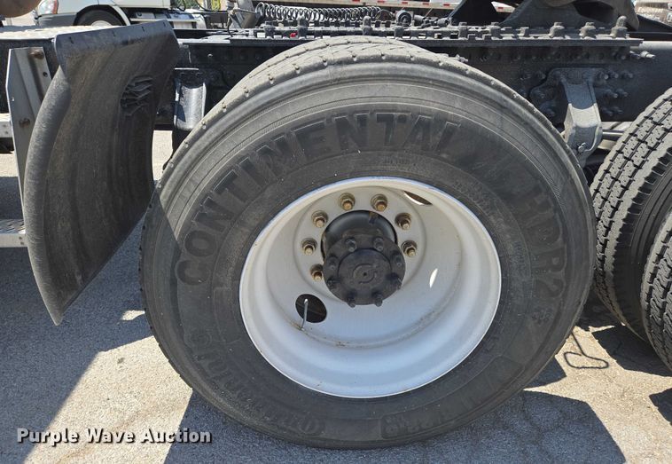 image for item EN8257 2009 Mack CXU613 semi truck