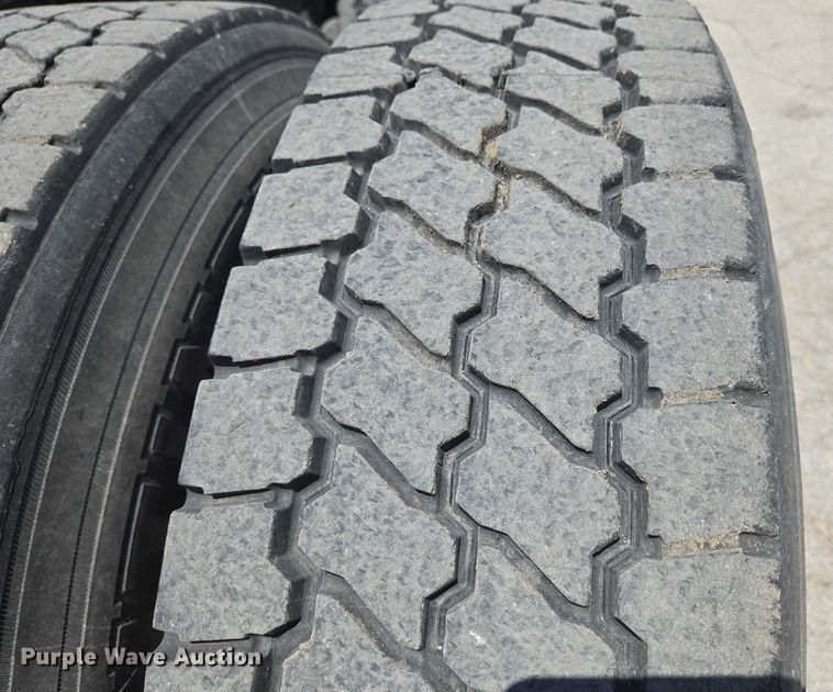 image for item EN8257 2009 Mack CXU613 semi truck