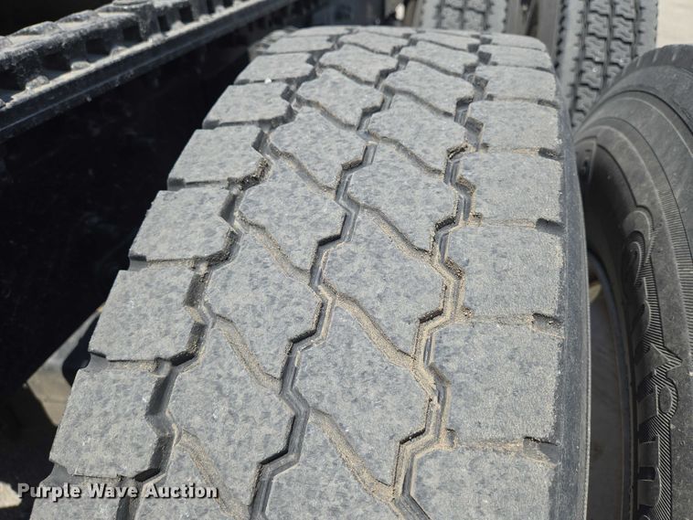 image for item EN8257 2009 Mack CXU613 semi truck