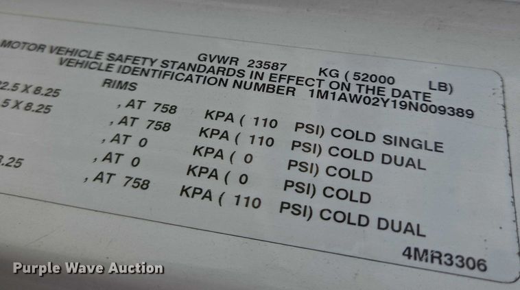 image for item EN8257 2009 Mack CXU613 semi truck