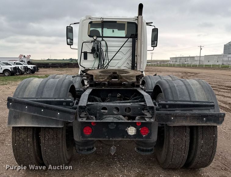 image for item EQ4929 2017 International Prostar semi truck