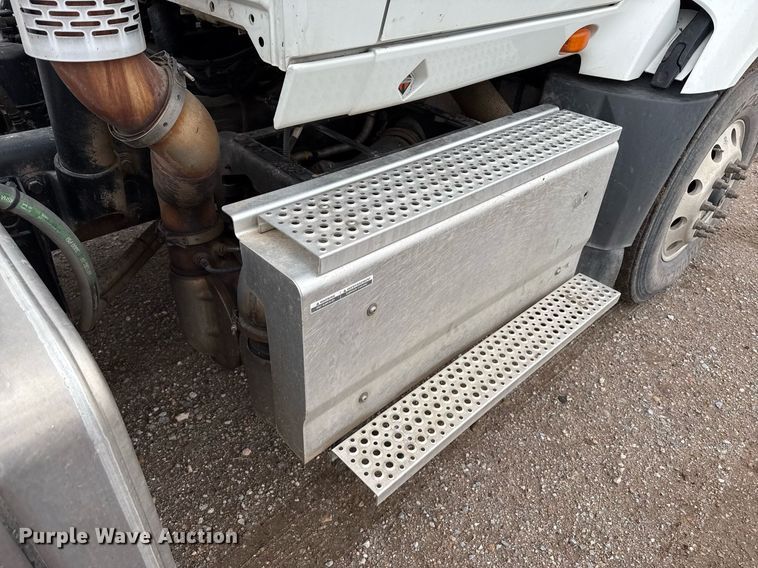 image for item EQ4929 2017 International Prostar semi truck