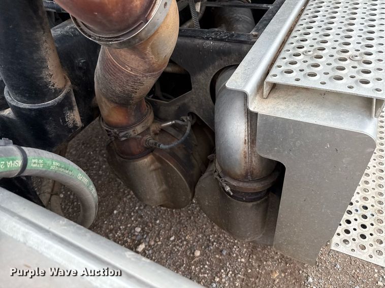 image for item EQ4929 2017 International Prostar semi truck