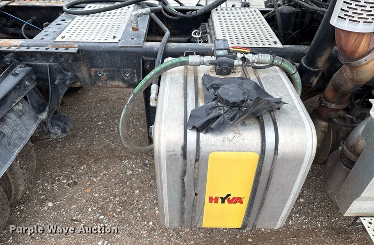 image for item EQ4929 2017 International Prostar semi truck