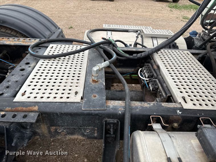 image for item EQ4929 2017 International Prostar semi truck