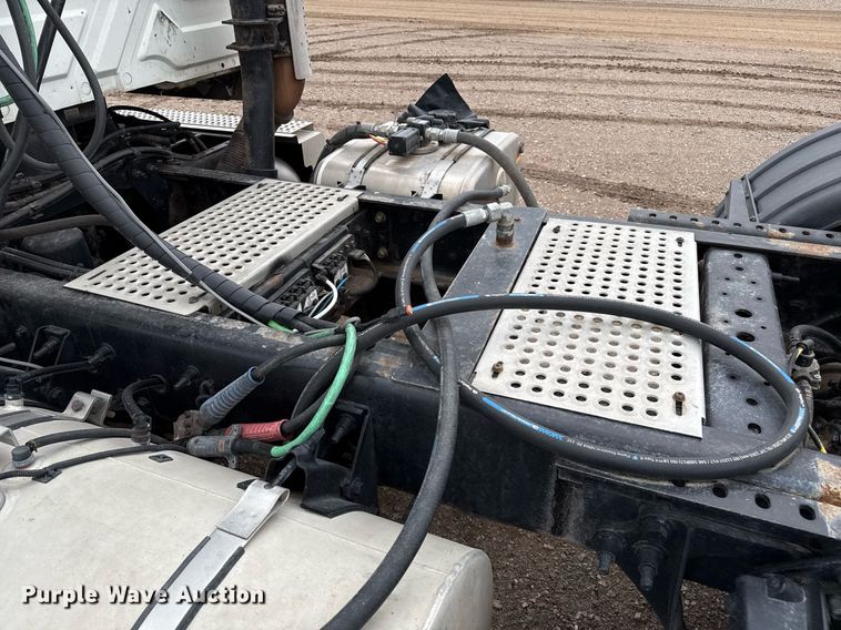 image for item EQ4929 2017 International Prostar semi truck