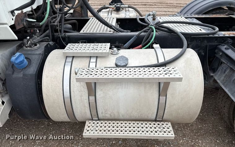 image for item EQ4929 2017 International Prostar semi truck