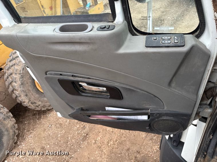 image for item EQ4929 2017 International Prostar semi truck