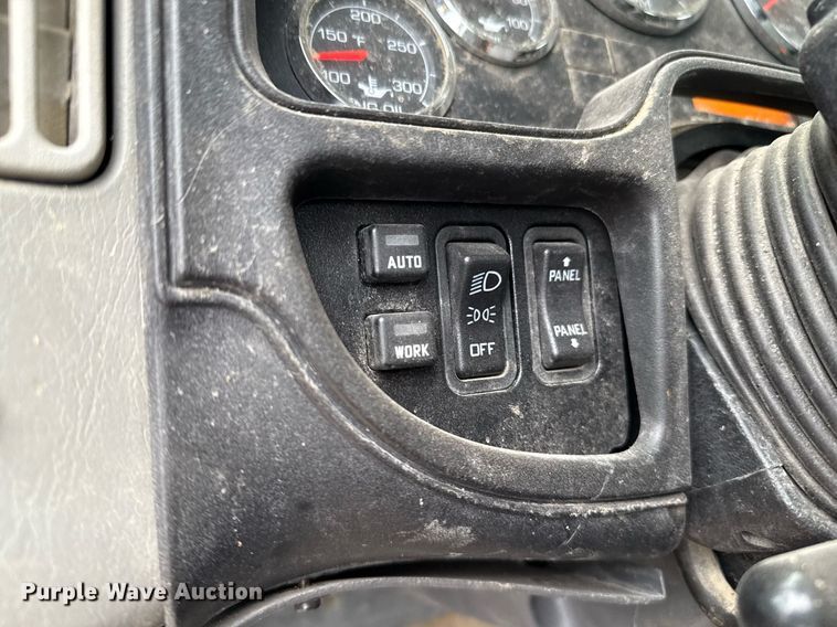 image for item EQ4929 2017 International Prostar semi truck