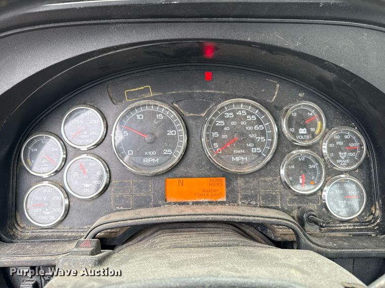 image for item EQ4929 2017 International Prostar semi truck