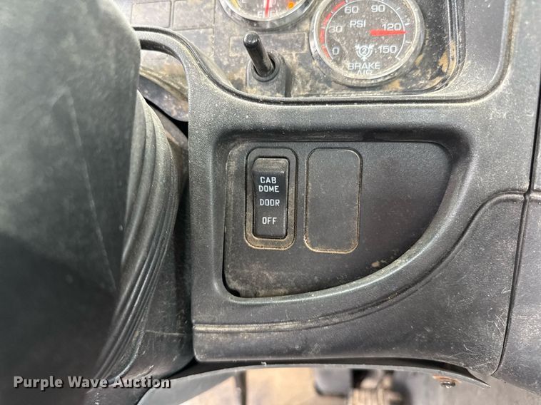 image for item EQ4929 2017 International Prostar semi truck