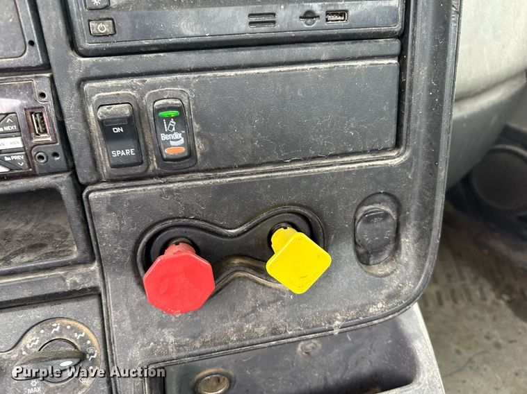 image for item EQ4929 2017 International Prostar semi truck